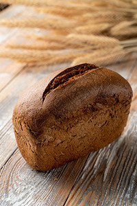 木本底的黑麦面包一整个面包图片