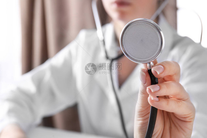 医生用听诊器在诊所特写图片
