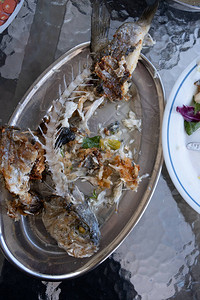 盘子上的健康营养海鲷鲜剩菜图片