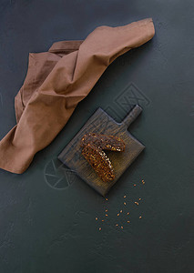 深色木板上的自制亚麻籽面包片背景图片