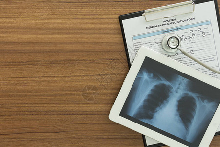 平板计算机和听诊器中的X射线肺图象图片