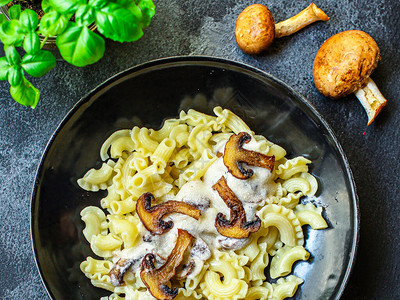 配有蘑菇和奶油菜单概念健康饮食的意大利面花果酱食物背景顶端图片
