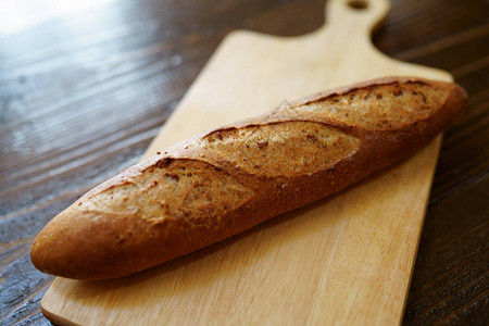 木桌上的长棍面包背景图片