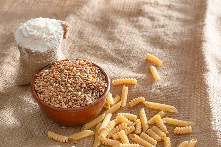 小麦粒与面粉和面食桌图片