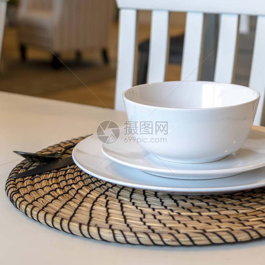 相片广场餐厅桌摆放碗盘用餐具占地板和木椅图片