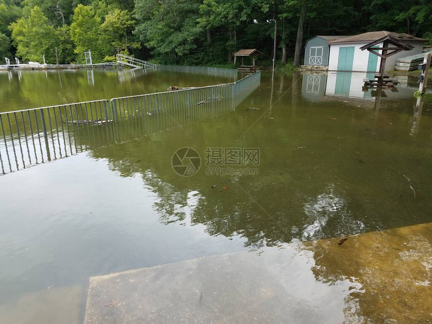 洪水泛滥的野餐桌储藏棚和带图片