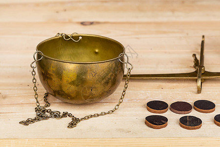 吊秤旧青铜链杯符文桌木背景贸易图片