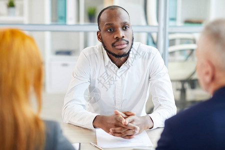 当代非裔美国人在办公室面试时听人力资源经理的画图片