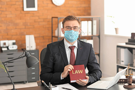 身戴保护面罩的男律师背景图片