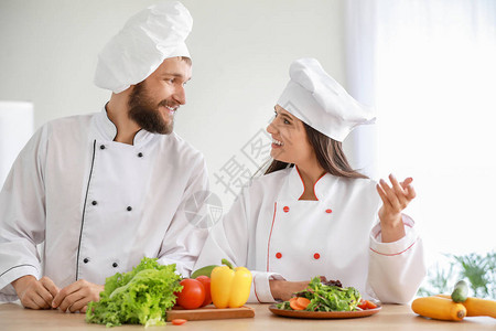 专业厨师在厨房准备蔬菜沙拉图片