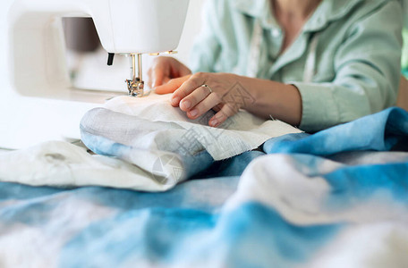 用缝纫机工作的女孩缝纫过程缝图片