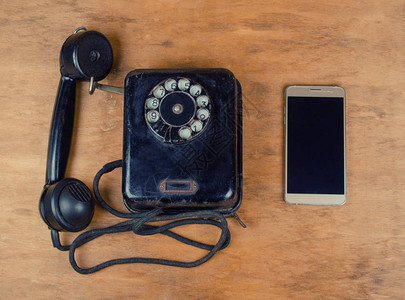 黑色复古手机和旧木背景顶视图复古风格图片