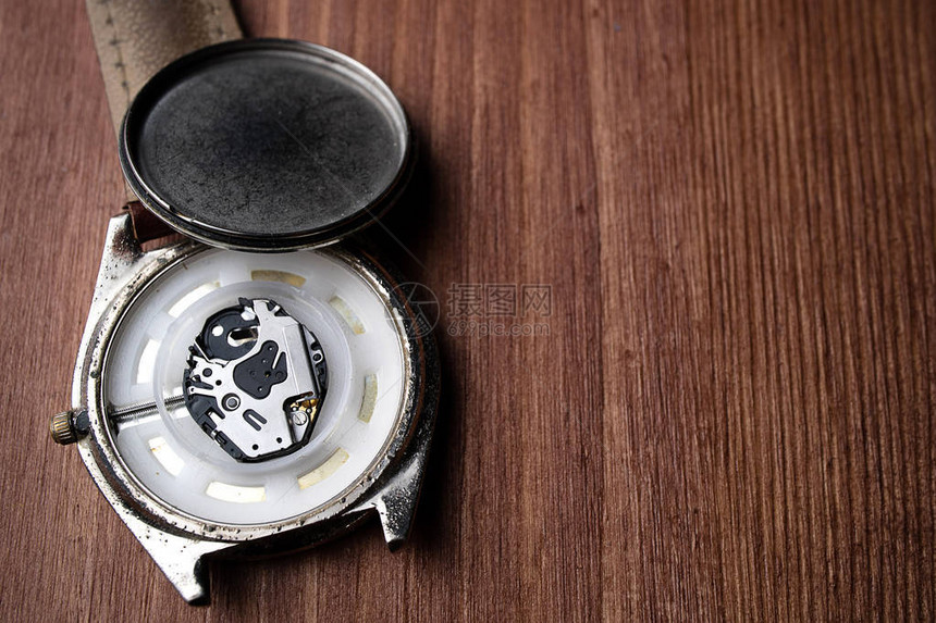 旧式电子手表在木制桌图片