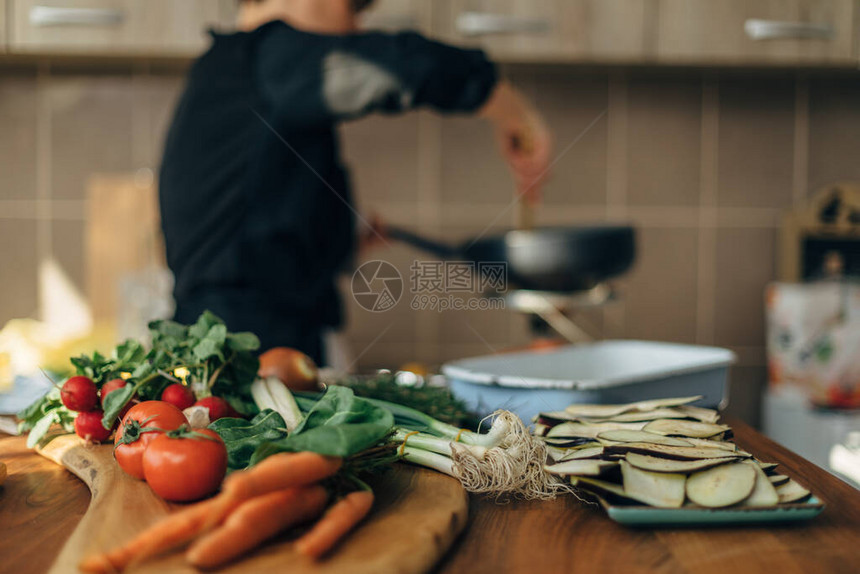 将蔬菜放在木制桌上背景中由女图片