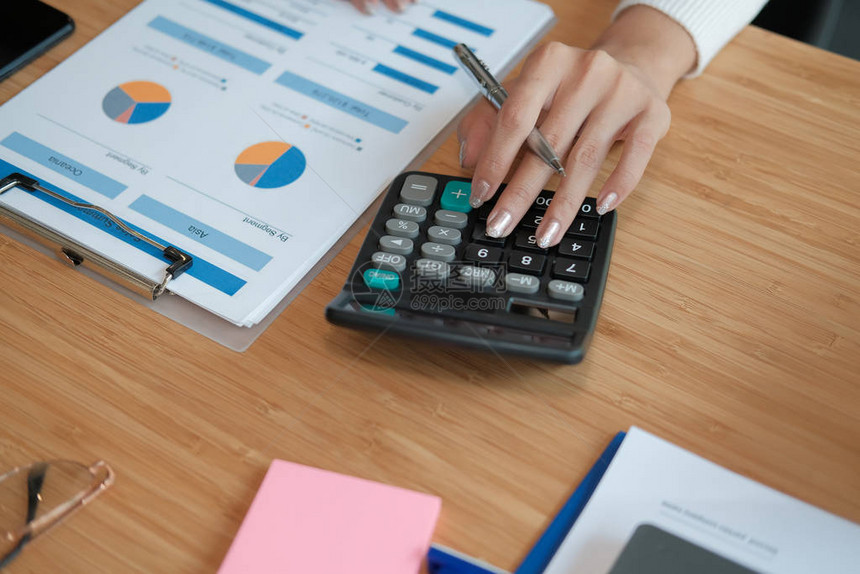 财务顾问在办公室使用计算器会计做会计和算收入和预算簿记员进行计算金图片