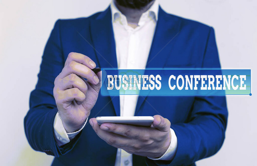显示商务会议的书写笔记讨论与商业有关的趋势和机会的商业概念蓝色套房中的商人用手图片
