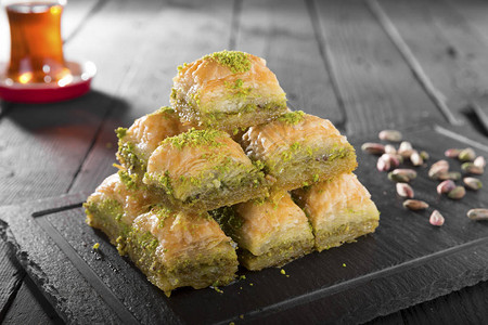 美味自制面包店与木桌上的坚果的特写视图土耳其斋月甜点果仁蜜饼配开心果图片