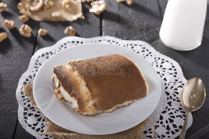 美味的自制糕点和牛奶木制的桌子上的特写视图Kazandibi或kazandibi是土耳其甜点和焦糖牛图片