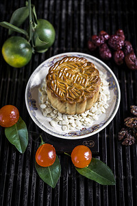 传统美食月饼节日甜食特写图片