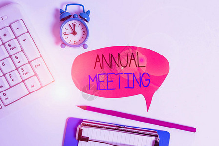 展示组织普通会员年度会议的商业照片平面放置在桌子上方图片