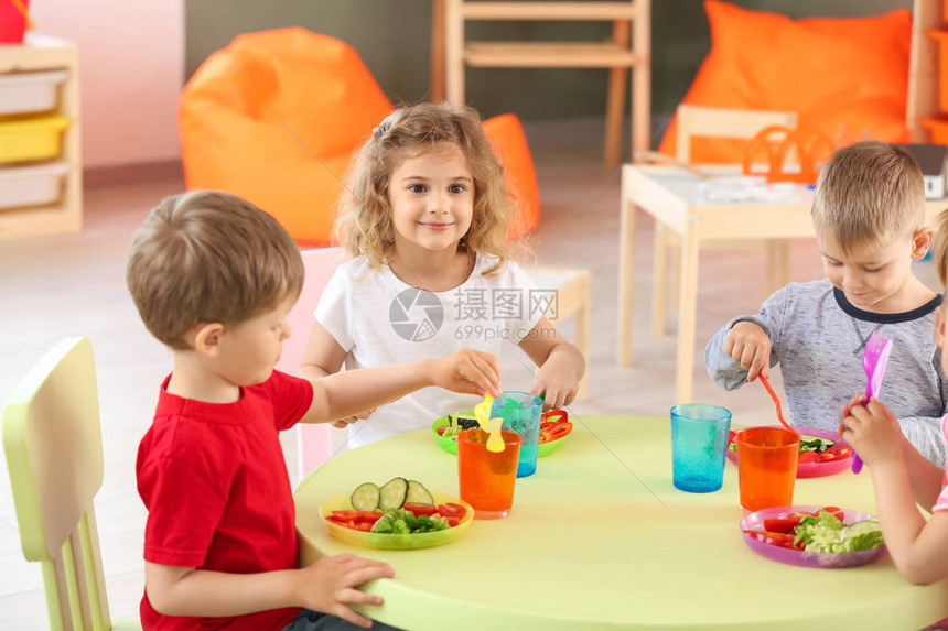 在幼儿园吃美味的午餐可爱的小孩子图片