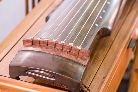 传统音乐器名称Guqin或kuchin背景图片