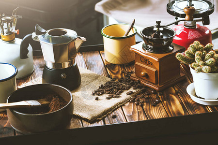 咖啡杯豆类滚动和配料制造咖啡和木制餐桌背景附件的成品图片