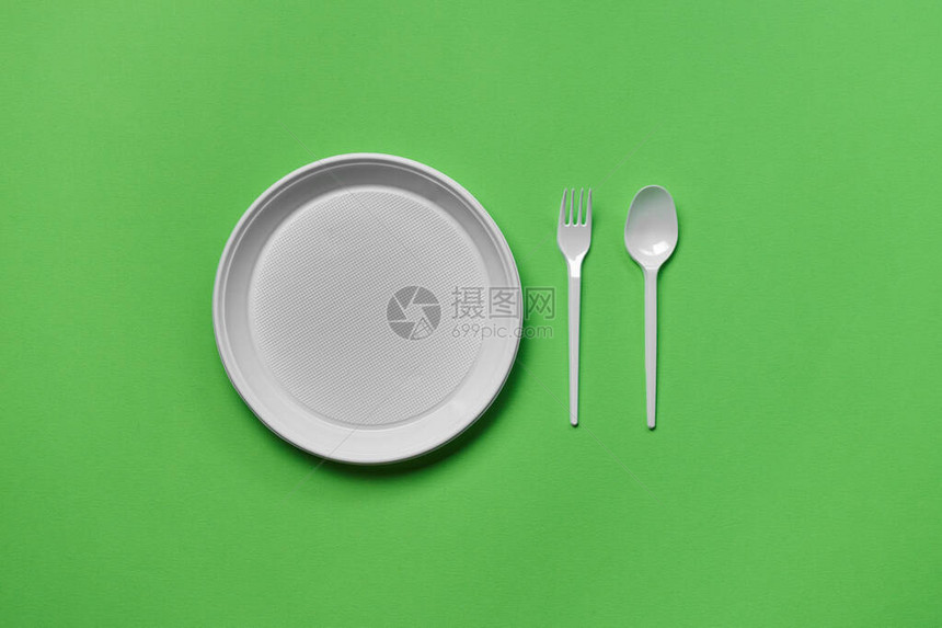 白色塑料一次餐具图片