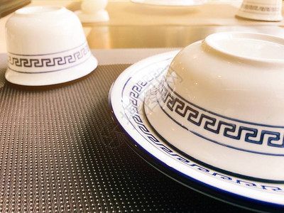 亚洲风格的瓷碗杯在桌子上准备中式食品图片