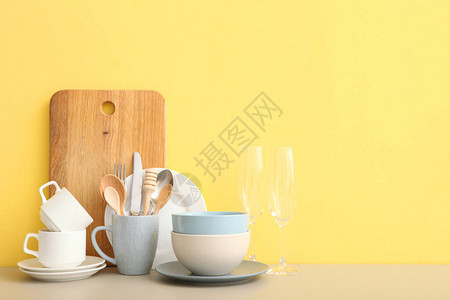 桌子上的一套餐具厨房用具中极简主图片