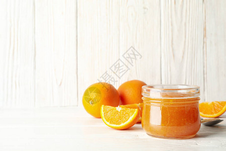 橙子勺子和玻璃罐图片