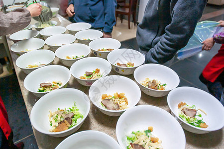 云南一家当地餐馆的白碗里有猪肉和蔬菜的云南鸡蛋面图片
