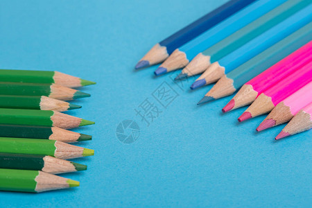 蓝色背景中的木制彩色铅笔图片
