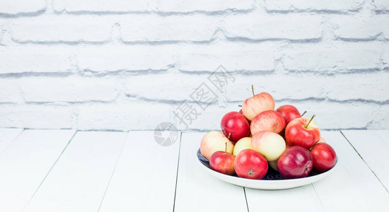 在浅色背景的盘子上提取苹果秋天苹果的收获图片