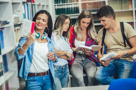 学生们在图书馆学习年轻人在一起共度时图片