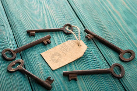 生锈的旧钥匙木板上贴着纸质标签图片