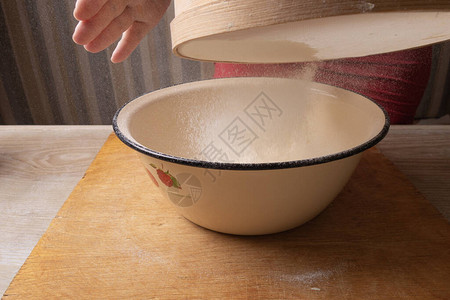 大碗切面板筛选桌上面粉的筛子图片