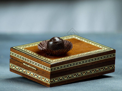 木盒上的巧克力糖果图片