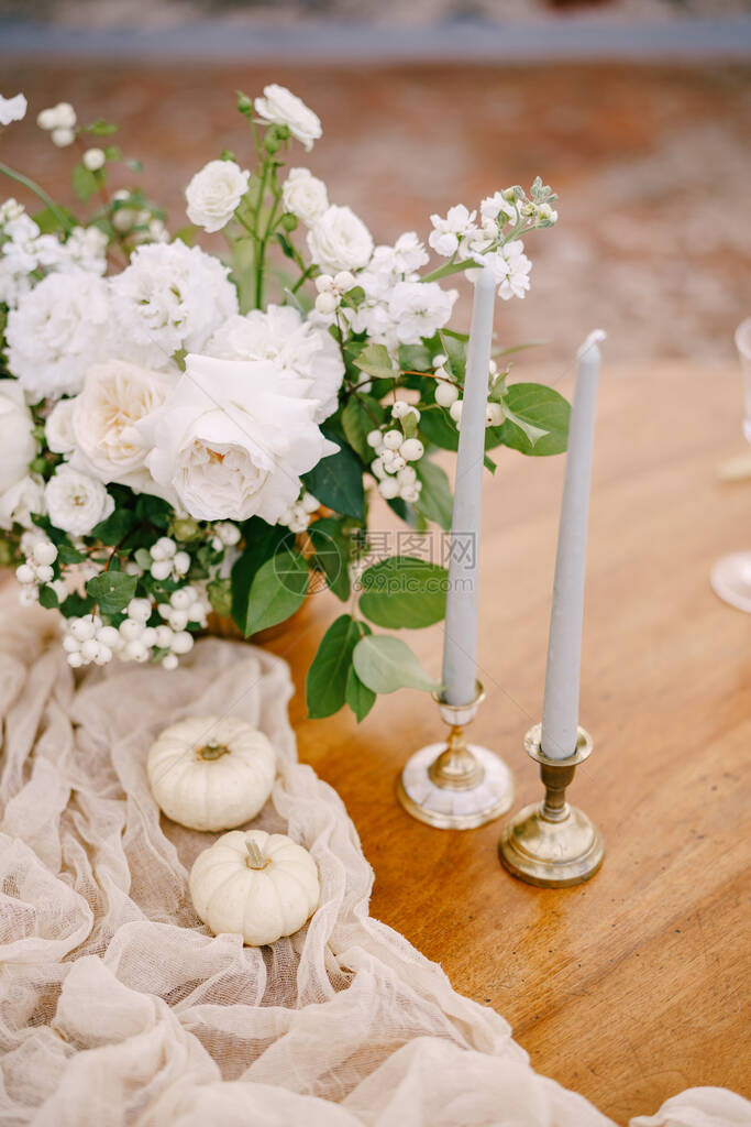 白色鲜花蜡烛婚宴装饰图片