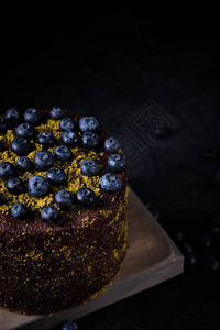 巧克力蛋糕蓝莓装饰用土豆和新鲜果子图片