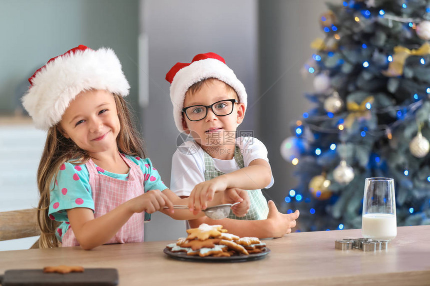 可爱的小孩在家做圣诞饼图片