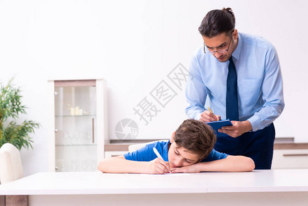 忙碌的父亲帮儿子准备考试图片