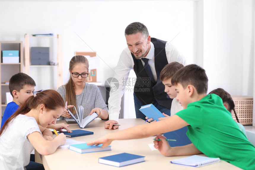 男老师在课堂上讲课图片