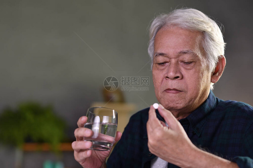 亚洲老人在家吃药图片