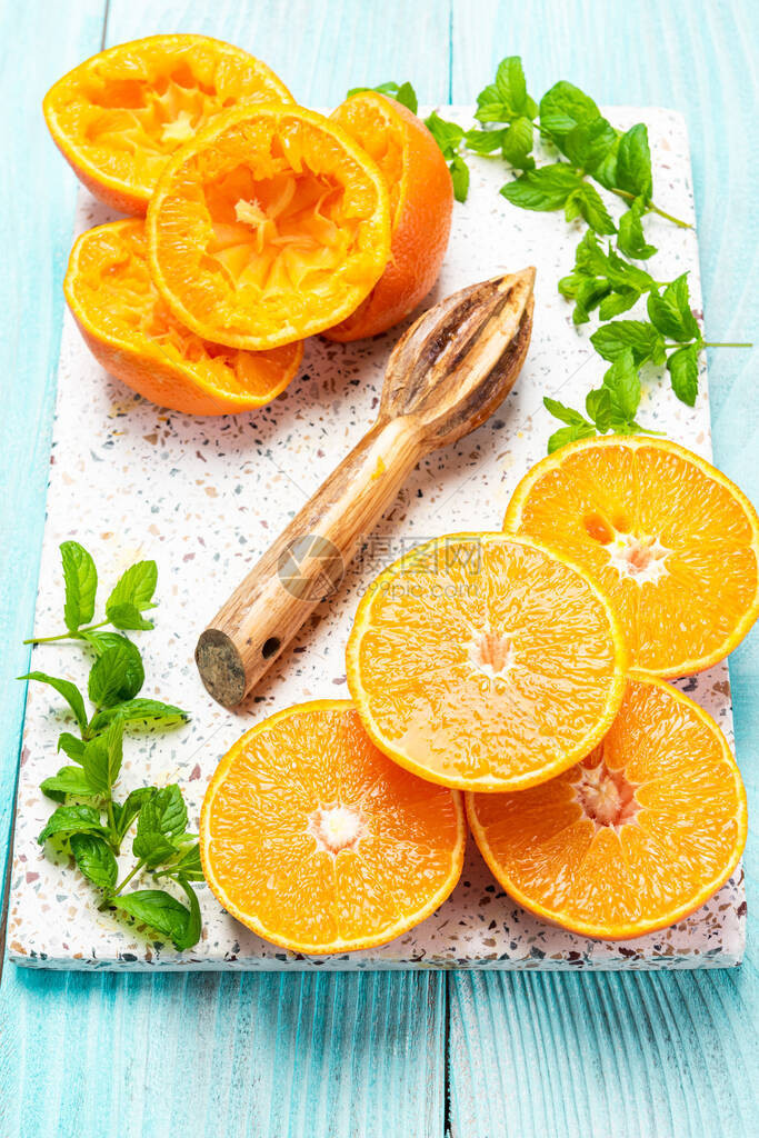 橙片和木压榨机自制橙汁食谱图片
