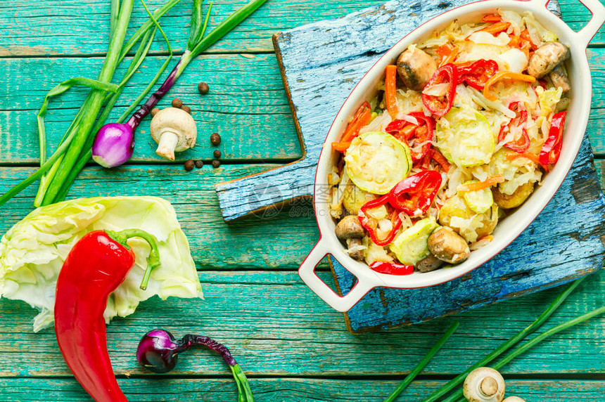 美味的蒸菜蔬健康的素食品图片