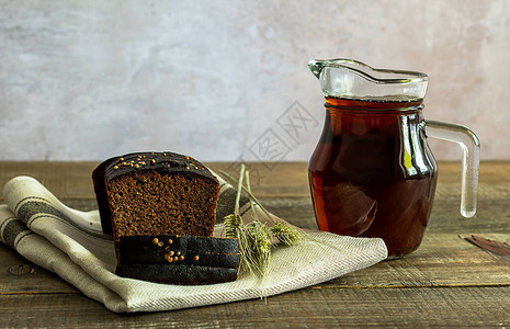 俄罗斯传统黑麦面包饮料kvas图片