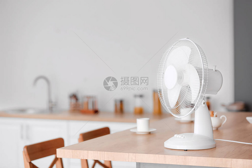 厨房桌子上的电风扇图片