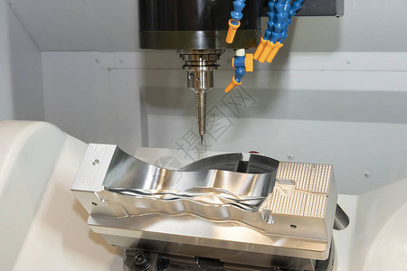轴CNC铣床使用实心球头立铣刀切割模具和模具零件5轴加工中心的汽车零背景图片