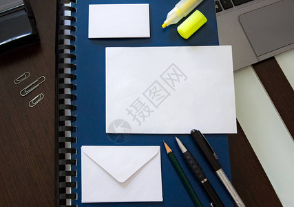 办公室工作材料空白信封和用于文本设计卡的空图片